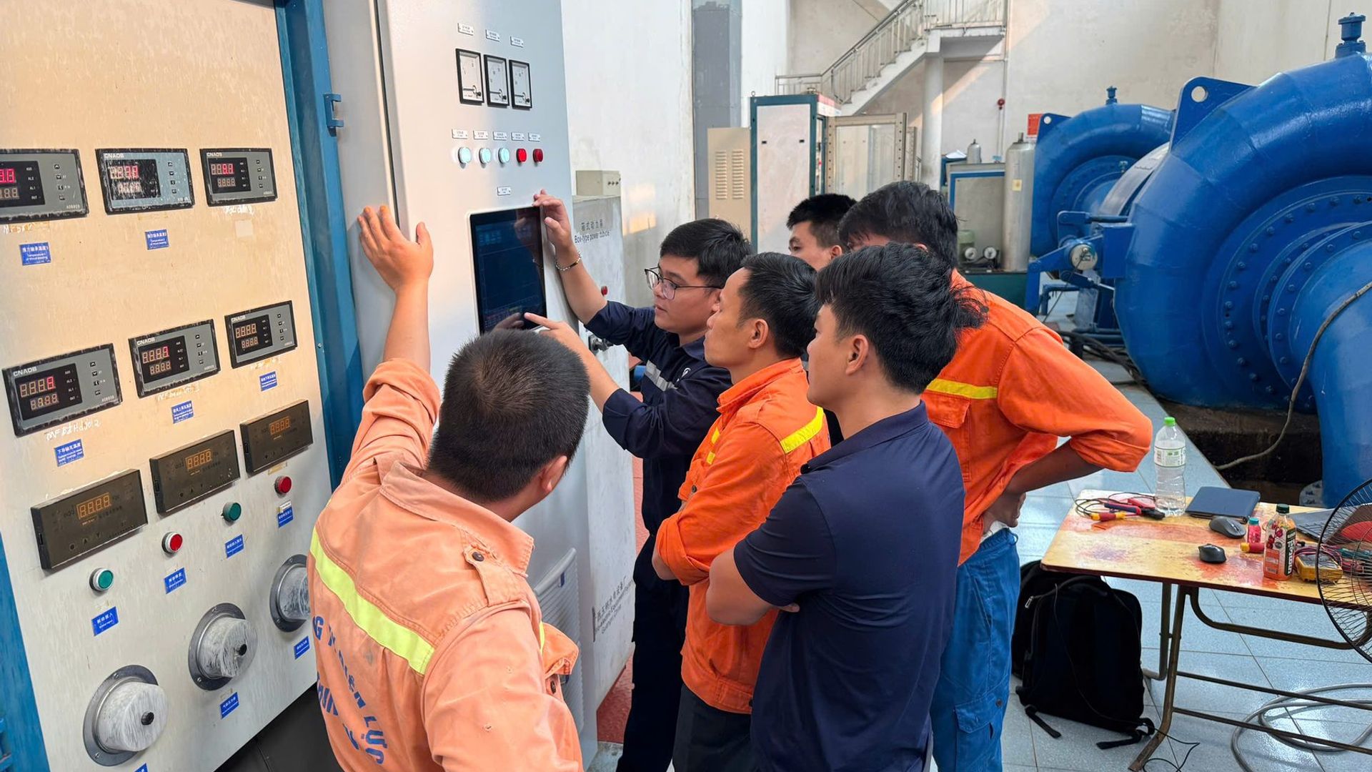 Kỹ sư NVETC hướng dẫn tủ bảng điều khiển