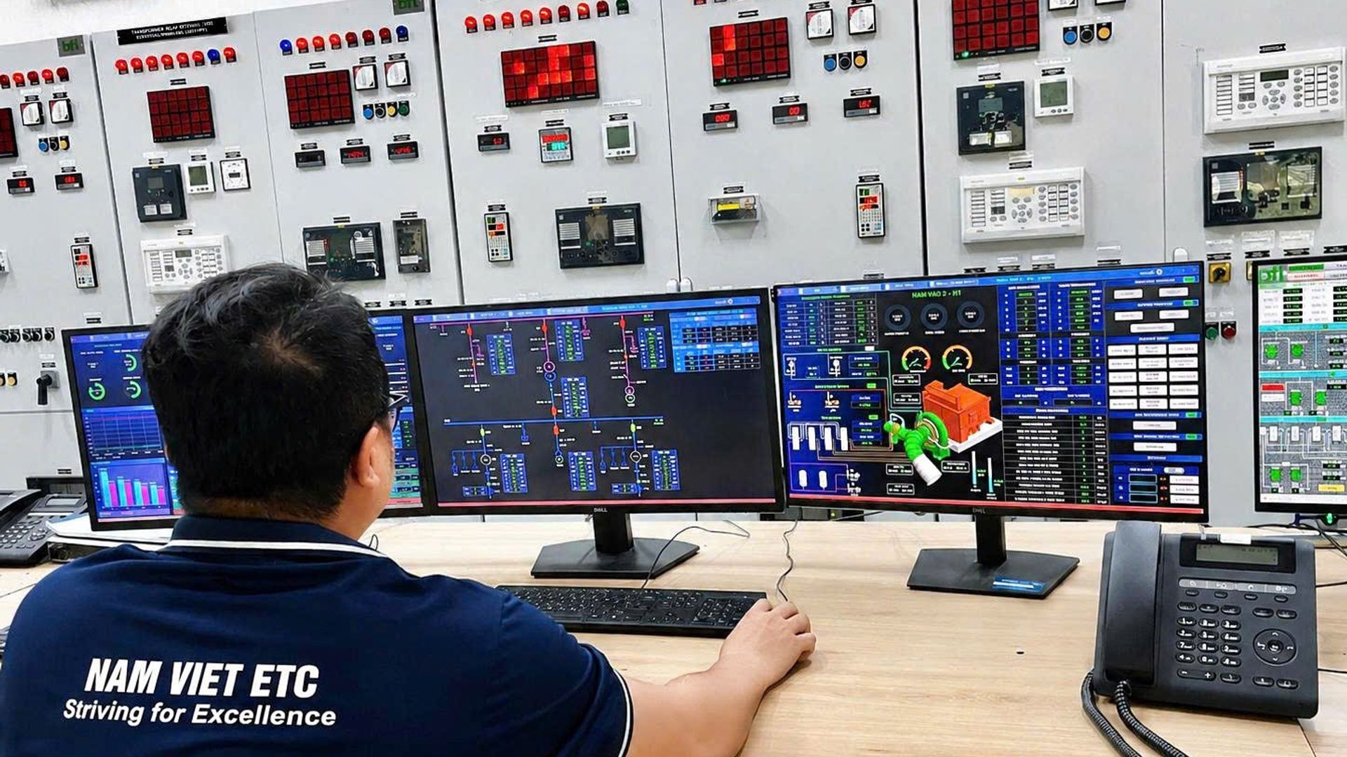 Kỹ sư NVETC thực hiện giám sát, vận hành Trung tâm điều khiển từ xa cụm Nhà máy Thủy điện Nam Vao