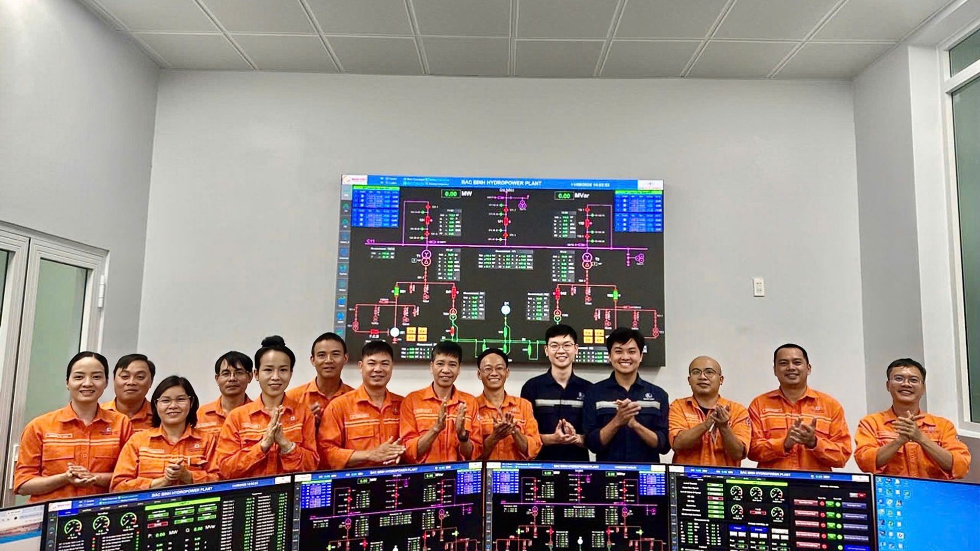 Kỹ sư NVETC hoàn thành công tác thay thế hệ thống điều khiển, giám sát và rơ le bảo vệ